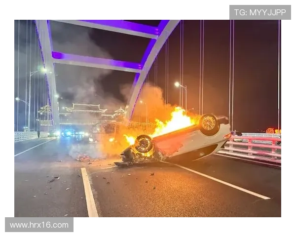 1人遇难！一保时捷新能源车碰撞起火